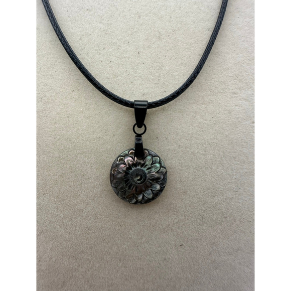 Dainty Round Black Shell Daisy Pendant Necklace - Picture 1 of 8